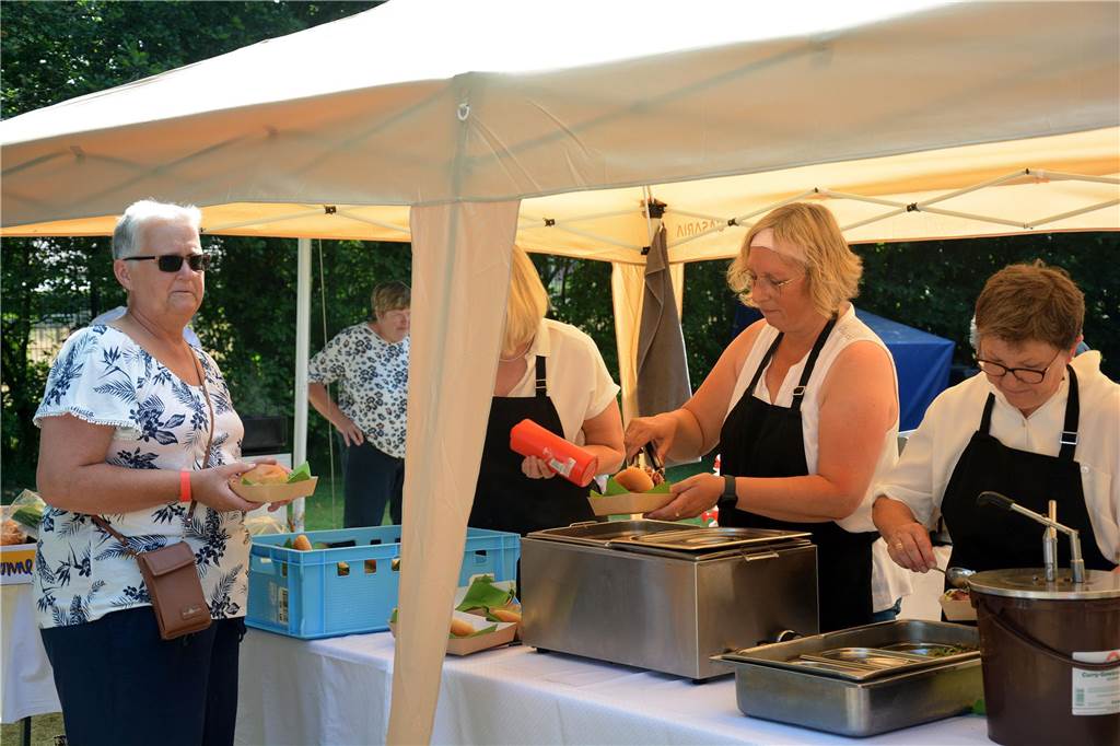 Von Happy Noaber bis Curry-Club-Sandwich: Viele Leckerbissen bei Grillevent Viele Gäste ließen sich die Leckereien vom Grill nicht entgehen, konnten schlemmen und gleichzeitig Gutes tun und das Freibad unterstützen.