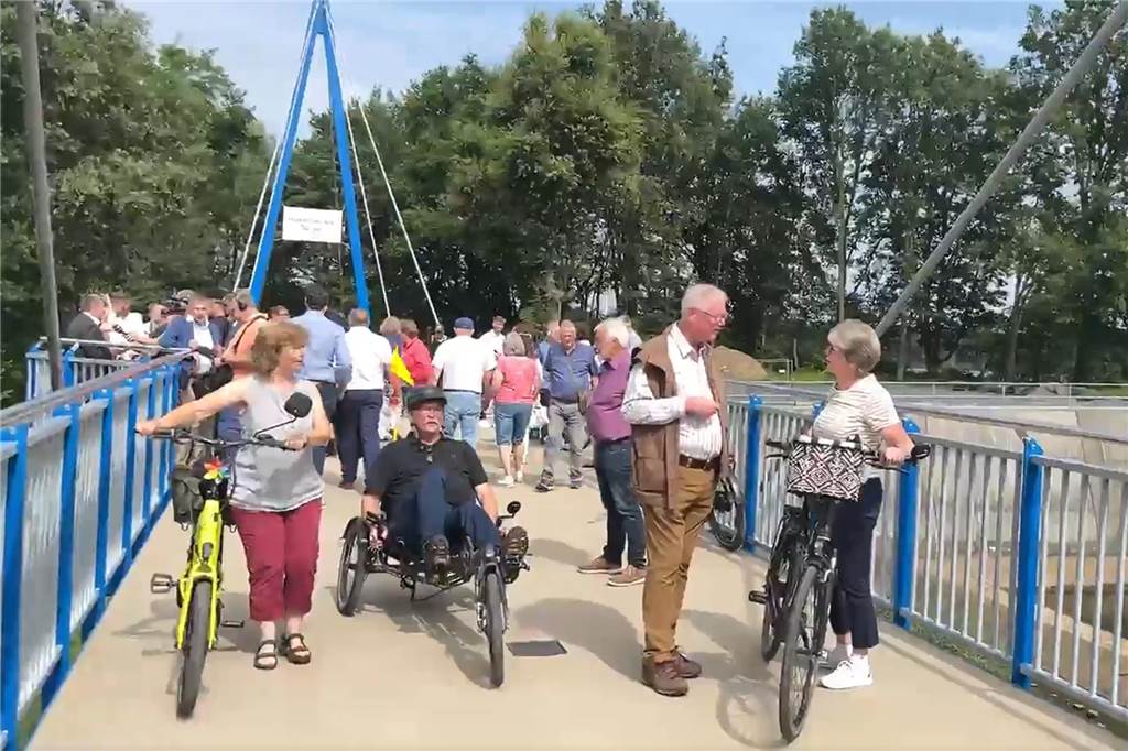 Blaue Brücke feierlich eröffnet: „Eine Brücke für die Ewigkeit“ Viele Gäste machten sich ein Bild vor Ort.
