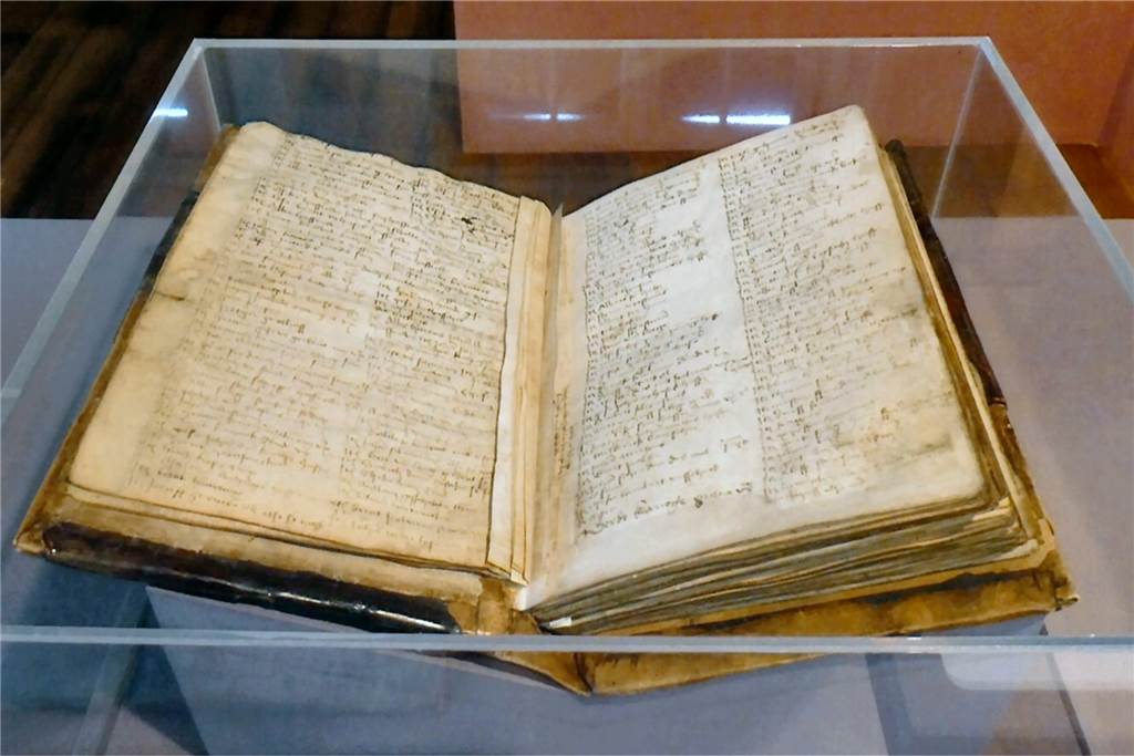 Zölibat, nein danke: Ein Werner Pfarrer und sein Verhältnis zur „Mönchshure“ Das Bürgerbuch der Stadt Werne liegt aufgeschlagen auf einem Tisch.