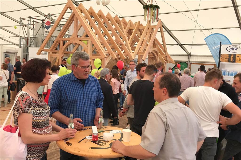 Anmeldung möglich: Auf Unternehmen wartet eine Neuerung bei Gewerbetag Hoffen auf eine hohe Beteiligung beim Gewerbetag 2025 (v.l.): Inken Steinhauser (Geschäftsführerin des AIW Unternehmensverbandes), Martin Auras (Geschäftsführer SMS Stadtmarketing. Stadtlohns Bürgermeister Berthold Dittmann, Birgit Thesing (Wirtschaftsförderung Stadt Stadtlohn) und Jens Huchthausen (Geschäftsführung Kreishandwerkerschaft Borken).