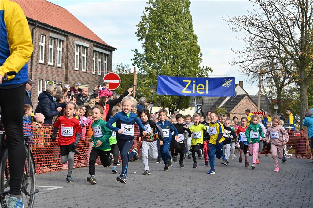 Viele glückliche Gesichter waren am Samstag am Schloss Westerwinkel in Herbern zu sehen. Dort fand der Westerwinkellauf mit 841 Startern statt. Wir waren mit der Kamera dabei.