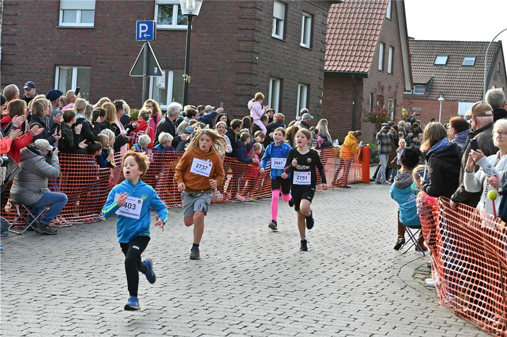 Viele glückliche Gesichter waren am Samstag am Schloss Westerwinkel in Herbern zu sehen. Dort fand der Westerwinkellauf mit 841 Startern statt. Wir waren mit der Kamera dabei.