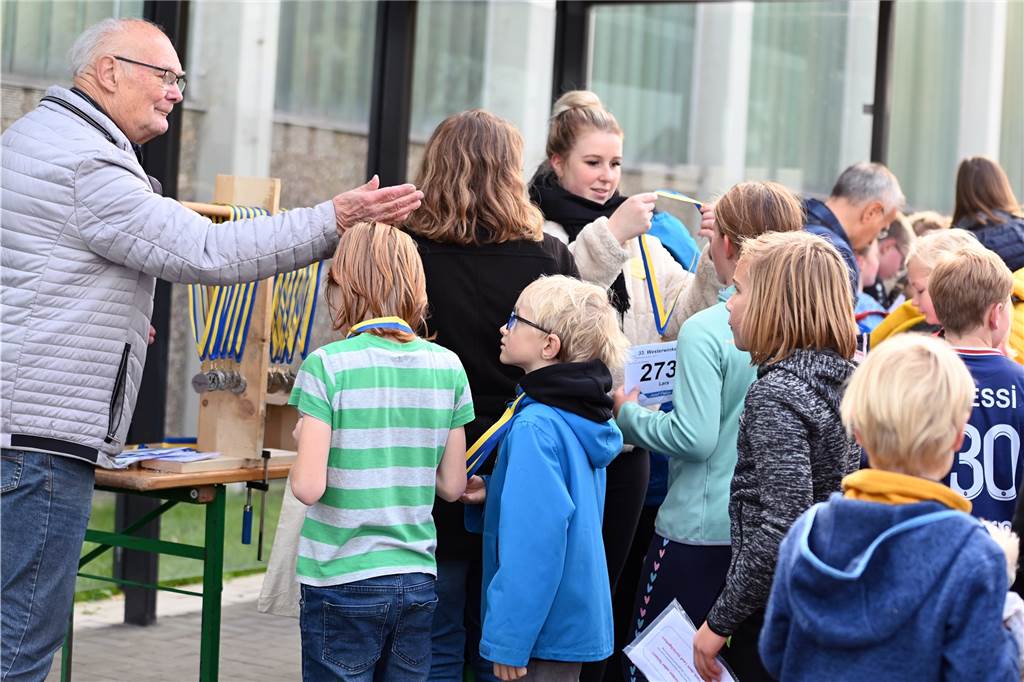 Viele glückliche Gesichter waren am Samstag am Schloss Westerwinkel in Herbern zu sehen. Dort fand der Westerwinkellauf mit 841 Startern statt. Wir waren mit der Kamera dabei.