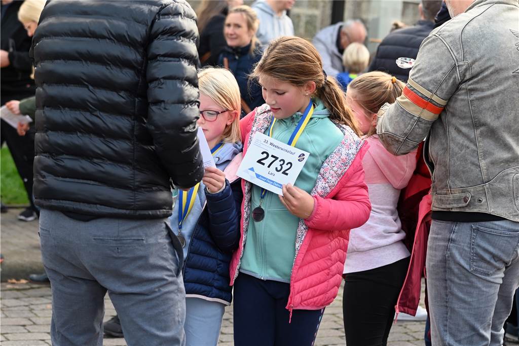 Viele glückliche Gesichter waren am Samstag am Schloss Westerwinkel in Herbern zu sehen. Dort fand der Westerwinkellauf mit 841 Startern statt. Wir waren mit der Kamera dabei.
