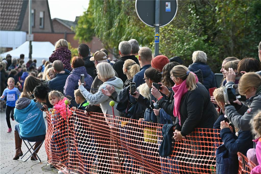 Viele glückliche Gesichter waren am Samstag am Schloss Westerwinkel in Herbern zu sehen. Dort fand der Westerwinkellauf mit 841 Startern statt. Wir waren mit der Kamera dabei.