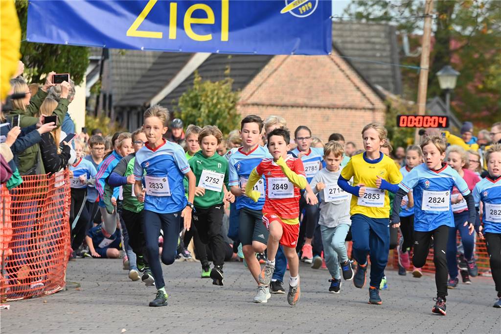 Viele glückliche Gesichter waren am Samstag am Schloss Westerwinkel in Herbern zu sehen. Dort fand der Westerwinkellauf mit 841 Startern statt. Wir waren mit der Kamera dabei.
