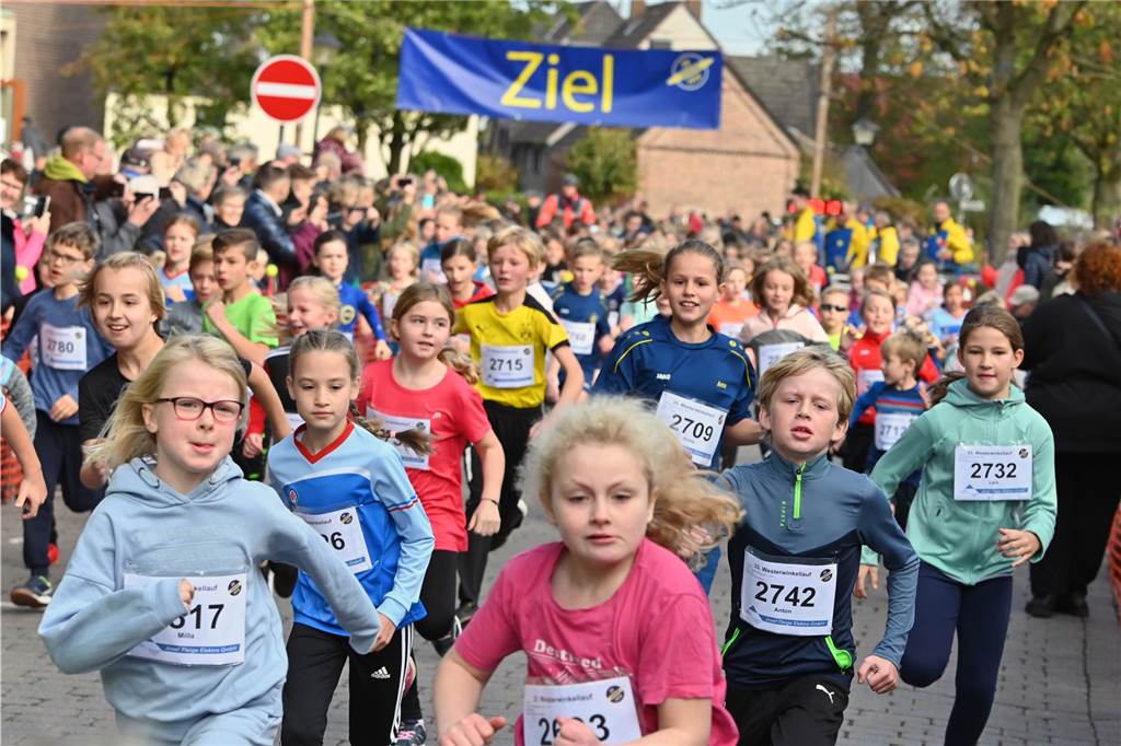 Viele glückliche Gesichter waren am Samstag am Schloss Westerwinkel in Herbern zu sehen. Dort fand der Westerwinkellauf mit 841 Startern statt. Wir waren mit der Kamera dabei.