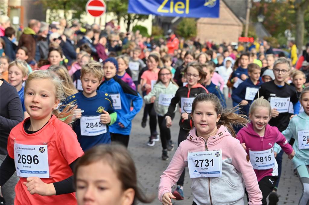 Viele glückliche Gesichter waren am Samstag am Schloss Westerwinkel in Herbern zu sehen. Dort fand der Westerwinkellauf mit 841 Startern statt. Wir waren mit der Kamera dabei.