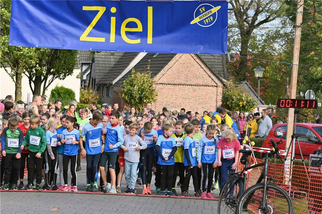 Viele glückliche Gesichter waren am Samstag am Schloss Westerwinkel in Herbern zu sehen. Dort fand der Westerwinkellauf mit 841 Startern statt. Wir waren mit der Kamera dabei.
