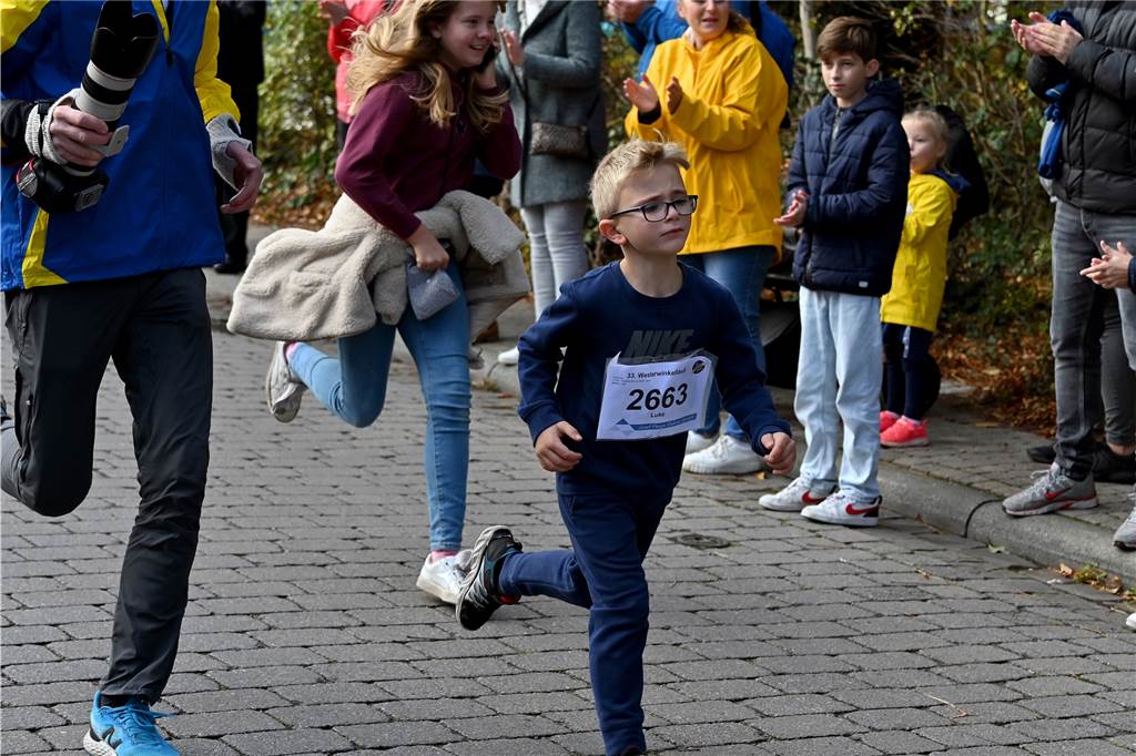 Viele glückliche Gesichter waren am Samstag am Schloss Westerwinkel in Herbern zu sehen. Dort fand der Westerwinkellauf mit 841 Startern statt. Wir waren mit der Kamera dabei.