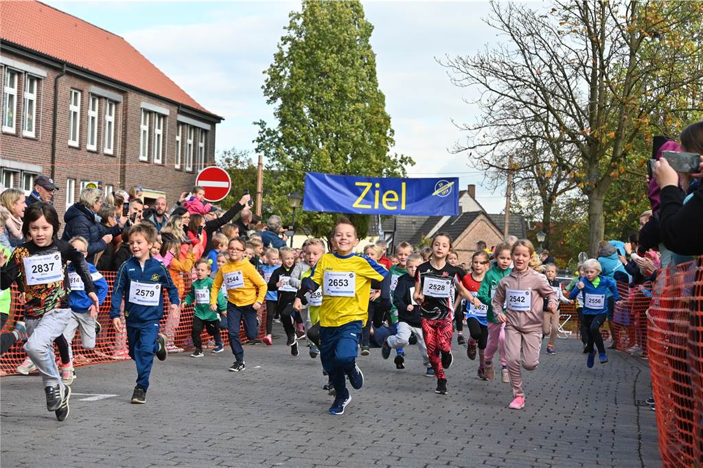 Viele glückliche Gesichter waren am Samstag am Schloss Westerwinkel in Herbern zu sehen. Dort fand der Westerwinkellauf mit 841 Startern statt. Wir waren mit der Kamera dabei.