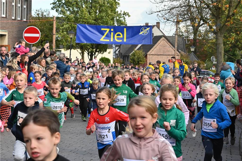 Viele glückliche Gesichter waren am Samstag am Schloss Westerwinkel in Herbern zu sehen. Dort fand der Westerwinkellauf mit 841 Startern statt. Wir waren mit der Kamera dabei.