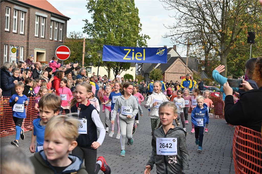 Viele glückliche Gesichter waren am Samstag am Schloss Westerwinkel in Herbern zu sehen. Dort fand der Westerwinkellauf mit 841 Startern statt. Wir waren mit der Kamera dabei.