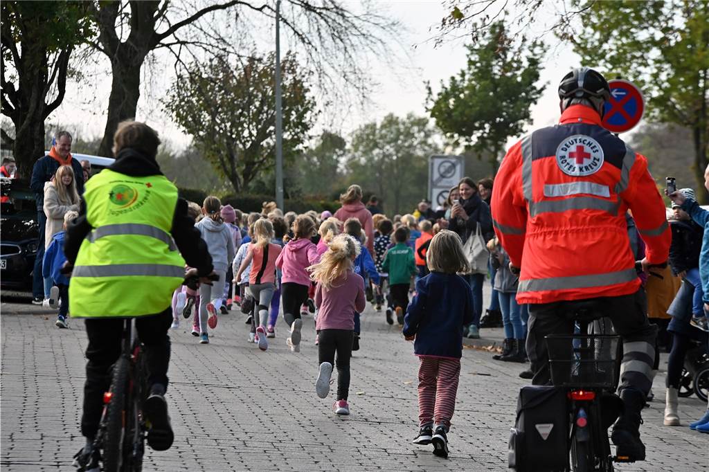 Viele glückliche Gesichter waren am Samstag am Schloss Westerwinkel in Herbern zu sehen. Dort fand der Westerwinkellauf mit 841 Startern statt. Wir waren mit der Kamera dabei.