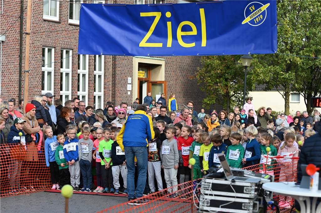 Viele glückliche Gesichter waren am Samstag am Schloss Westerwinkel in Herbern zu sehen. Dort fand der Westerwinkellauf mit 841 Startern statt. Wir waren mit der Kamera dabei.