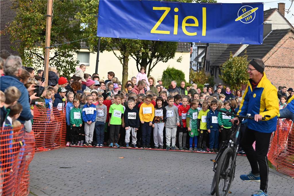 Viele glückliche Gesichter waren am Samstag am Schloss Westerwinkel in Herbern zu sehen. Dort fand der Westerwinkellauf mit 841 Startern statt. Wir waren mit der Kamera dabei.
