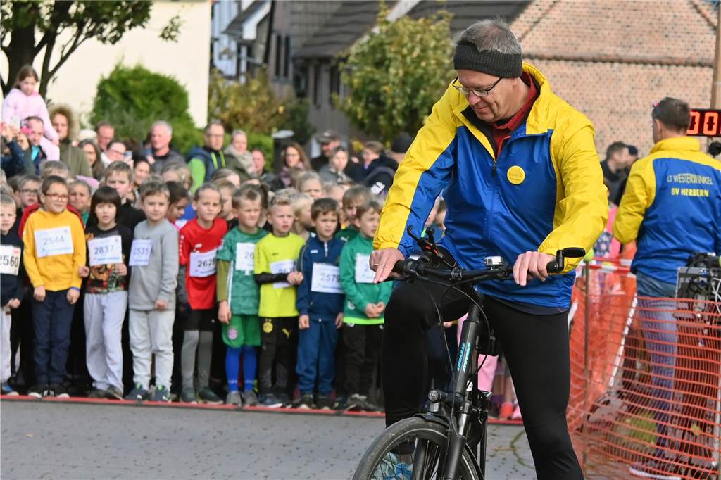 Viele glückliche Gesichter waren am Samstag am Schloss Westerwinkel in Herbern zu sehen. Dort fand der Westerwinkellauf mit 841 Startern statt. Wir waren mit der Kamera dabei.