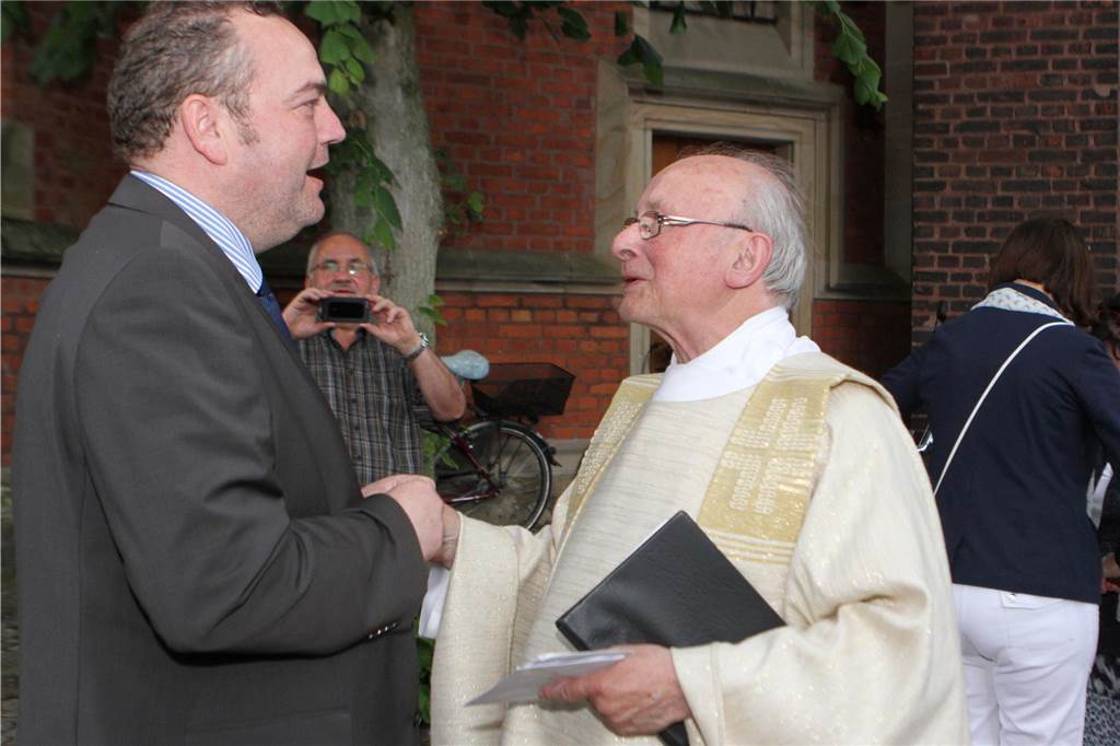 Pfarrer Schröder: „Leidenschaftlicher Seelsorger und Menschenfreund“ Viele Gratulanten kamen zu Pfarrer Werner Schröders 80. Geburtstag, auch der damalige Bürgermeister Bodo Klimpel.