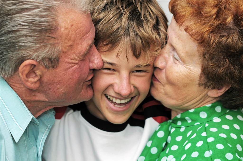 Viele Großeltern im Kreis Unna haben in Pandemiezeiten lange auf den liebevollen Kuss für die Enkelkinder verzichten müssen. Doch die aktuelle Lage mit zunehmenden Schutzimpfungen und sinkenden Inzidenzen gibt Hoffnung auf mehr Nähe und Küsse.