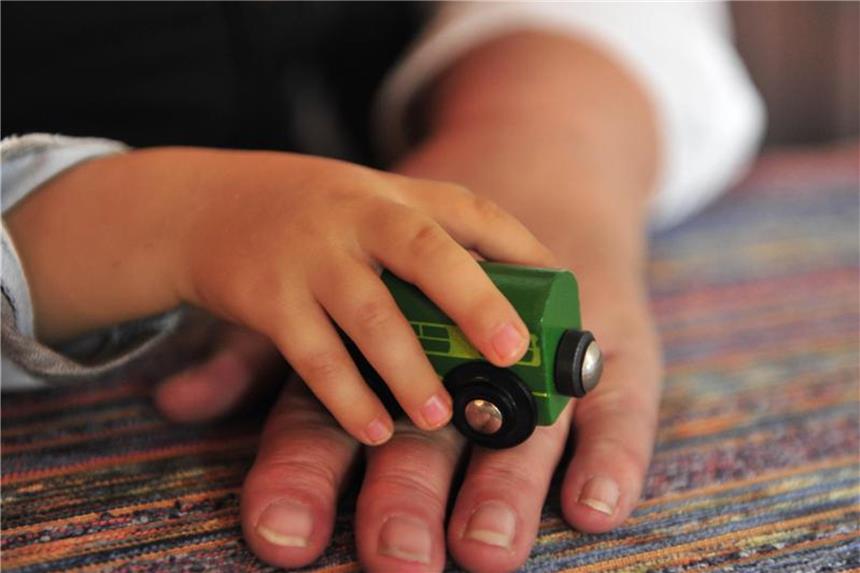Oma gilt nicht als „geeignete Tagespflegeperson“ Viele Großmütter übernehmen die Betreuung ihrer Enkel. Doch ein Versicherungsschutz für Kinder besteht nur bei staatlich organisierten Tagespflegepersonen. Das bekräftigte nun das Bundessozialgericht. Foto: Marc Tirl