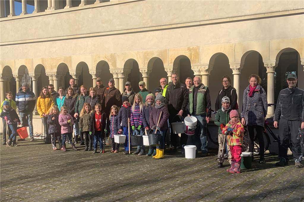 Umwelttag in Legden und Asbeck: Viele Helfer setzen ein Zeichen Viele Helfer in mehreren Gruppen zogen um und durch Asbeck, um den Müll einzusammeln.