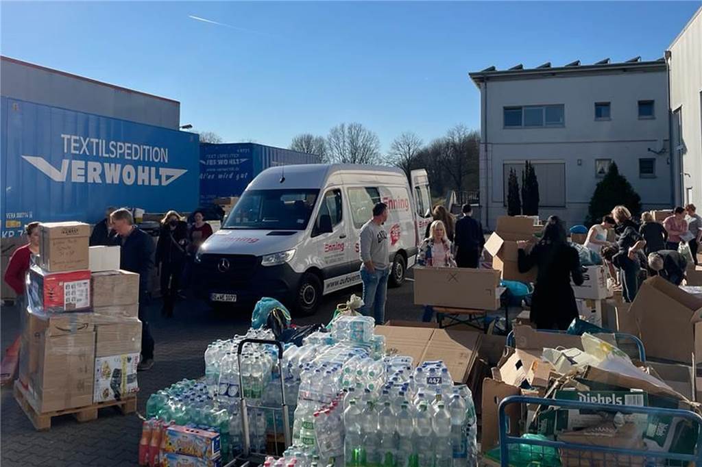Aus Vreden in die Ukraine: Wie eine Spedition den Menschen vor Ort hilft Viele Helfer packten mit an bei der Beladung der Lkw in Deutschland.