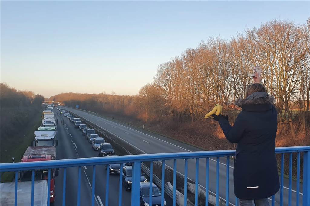 Helfende Herberner nach A1-Unfall: „Die kann man doch hier nicht in der Kälte stehen lassen“ Viele Helfer waren am Montag gekommen, um die Wartenden mit Lebensmitteln zu versorgen.