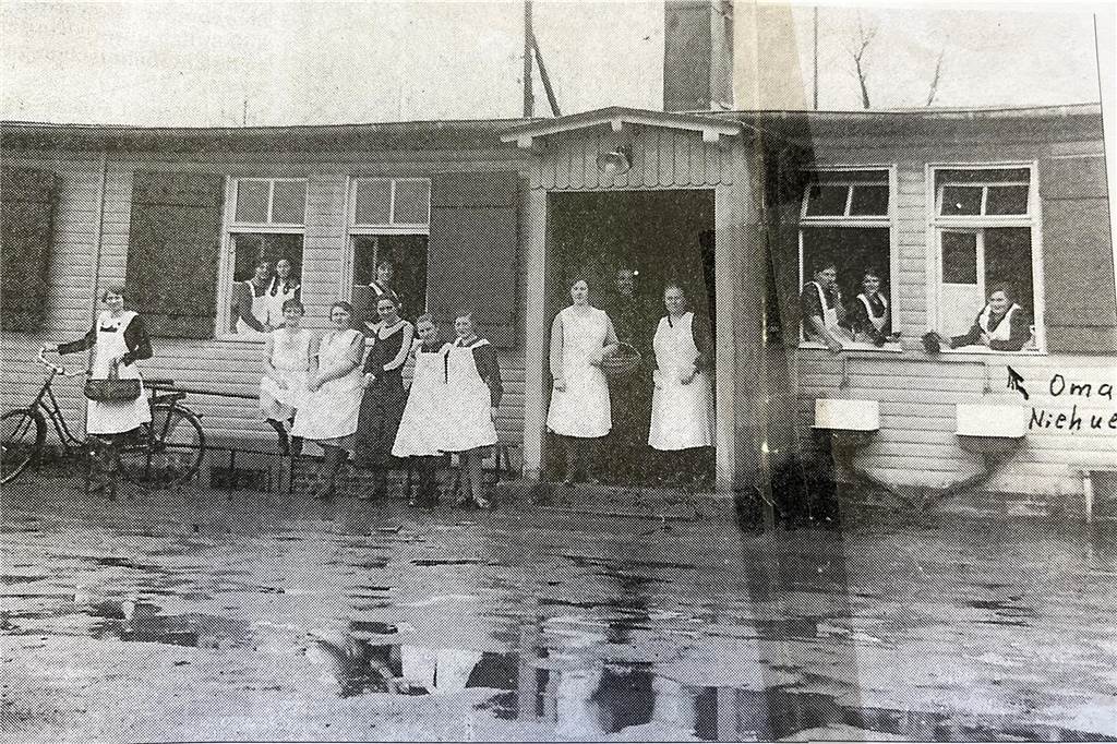 Heimatforscher zum Luftschutzbunker: Historie beginnt lange vor dem Krieg Viele Hullerner Frauen ließen sich in dem Kinderheim zur Köchin ausbilden und arbeiteten anschließend dort. Im Bild rechts ist die Großmutter von Johannes Schilds Ehefrau Ursula (geborene Niehues) zu sehen.