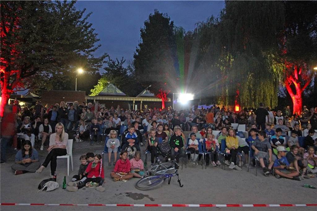 Bilanz und Ausblick: Wie geht es mit dem Kultursommer in Dorsten weiter? Viele hundert Besucher waren bei der Kinovorführung der Sommernacht am Barkenberger See dabei.
