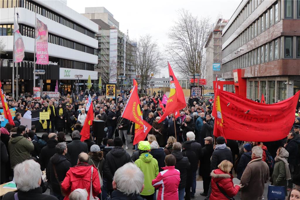 SPD-OB-Kandidat Westphal fordert Beobachtung der AfD durch Verfassungsschutz Viele hundert Menschen versammelten sich auf der Kampstraße zur Mahnwache.