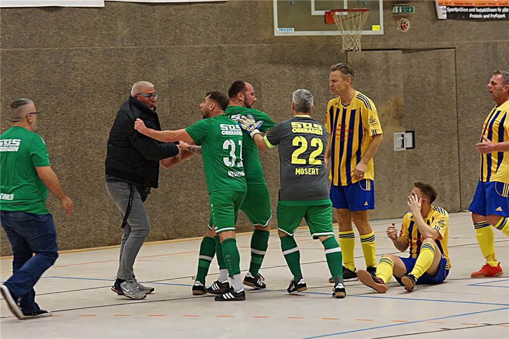 Viele Impressionen vom BKM-Mannesmann-Cup des BSV Heeren. Bei den Alten Herren hat sich der Kamener SC durchgesetzt.