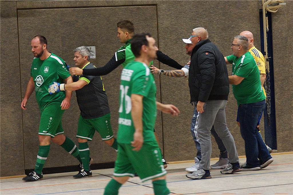 Viele Impressionen vom BKM-Mannesmann-Cup des BSV Heeren. Bei den Alten Herren hat sich der Kamener SC durchgesetzt.