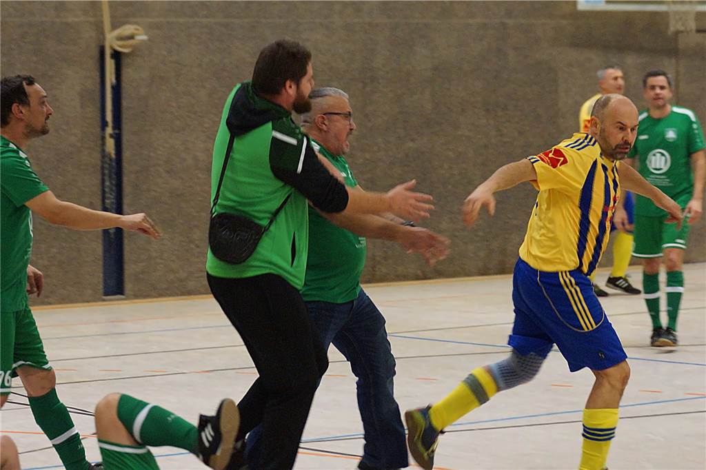 Viele Impressionen vom BKM-Mannesmann-Cup des BSV Heeren. Bei den Alten Herren hat sich der Kamener SC durchgesetzt.