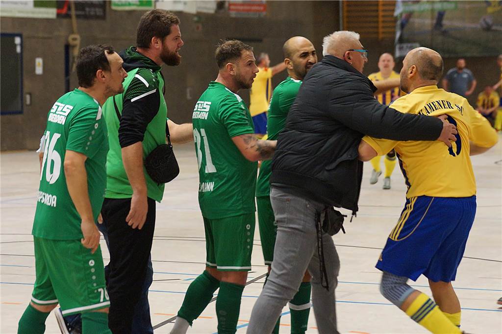 Viele Impressionen vom BKM-Mannesmann-Cup des BSV Heeren. Bei den Alten Herren hat sich der Kamener SC durchgesetzt.