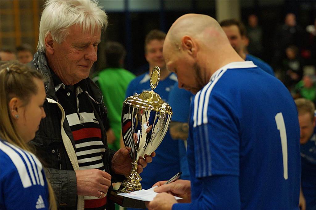 Viele Impressionen vom BKM-Mannesmann-Cup des BSV Heeren. Bei den Alten Herren hat sich der Kamener SC durchgesetzt.