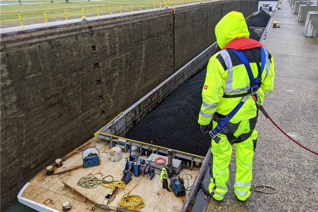 Festmacher an der Schleuse in Dorsten werden noch Jahre gebraucht Viele Industriestandorte im Ruhrgebiet sind von den Lieferungen über den Wesel-Datteln-Kanal abhängig.