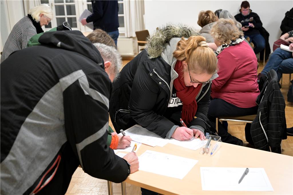 Vorbereitungen auf großes Stadtspiel: Die Lippestadt erwarten „unruhige Zeiten“ Teilnehmer des Treffens tragen sich in Listen ein.