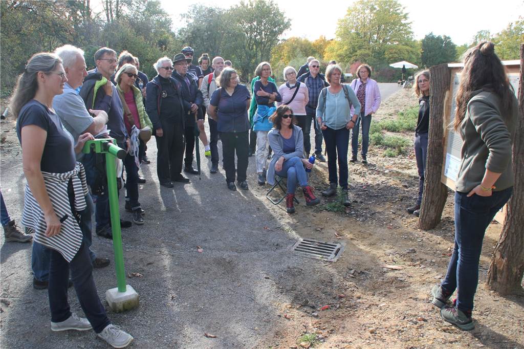 Brache Kurl 3 in Niederaden: So erobert sich die Natur das Zechengelände zurück Teilnehmer der Entdeckertour stehen im Halbkreis um die beiden Referentinnen.
