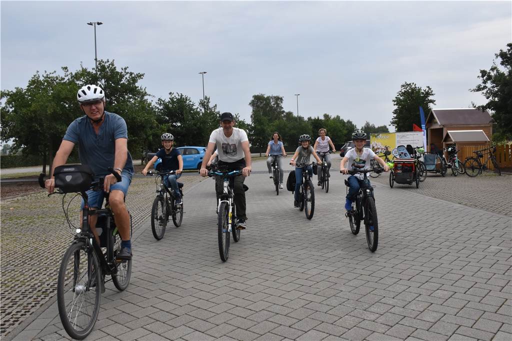 Video und viele Fotos: Mit der Fietse zum Hof – viele erlebten „Land(wirt)schaft Viele Interessierte machten mit bei der "Fietsentour Land(wirt)schaft erleben", steuerten Ahauser Bauernhöfe an und informierten sich vor Ort.