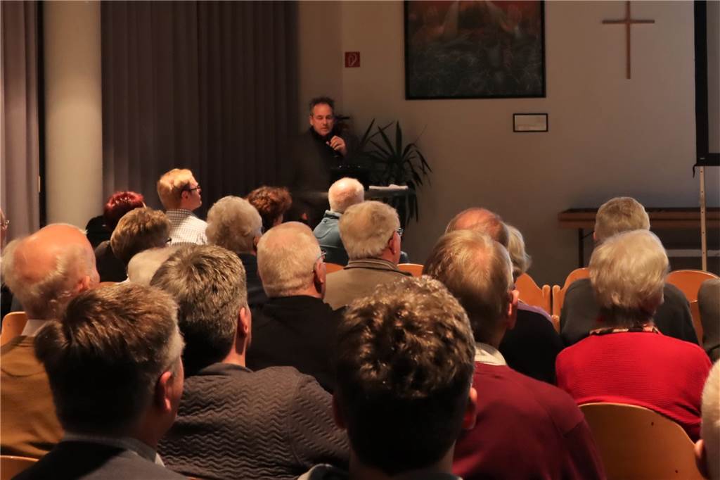Urbanuskirche in Rhade wird ab Juni umfangreich saniert Viele interessierte Rhader waren zur Versammlung ins Carola-Martius-Haus gekommen.