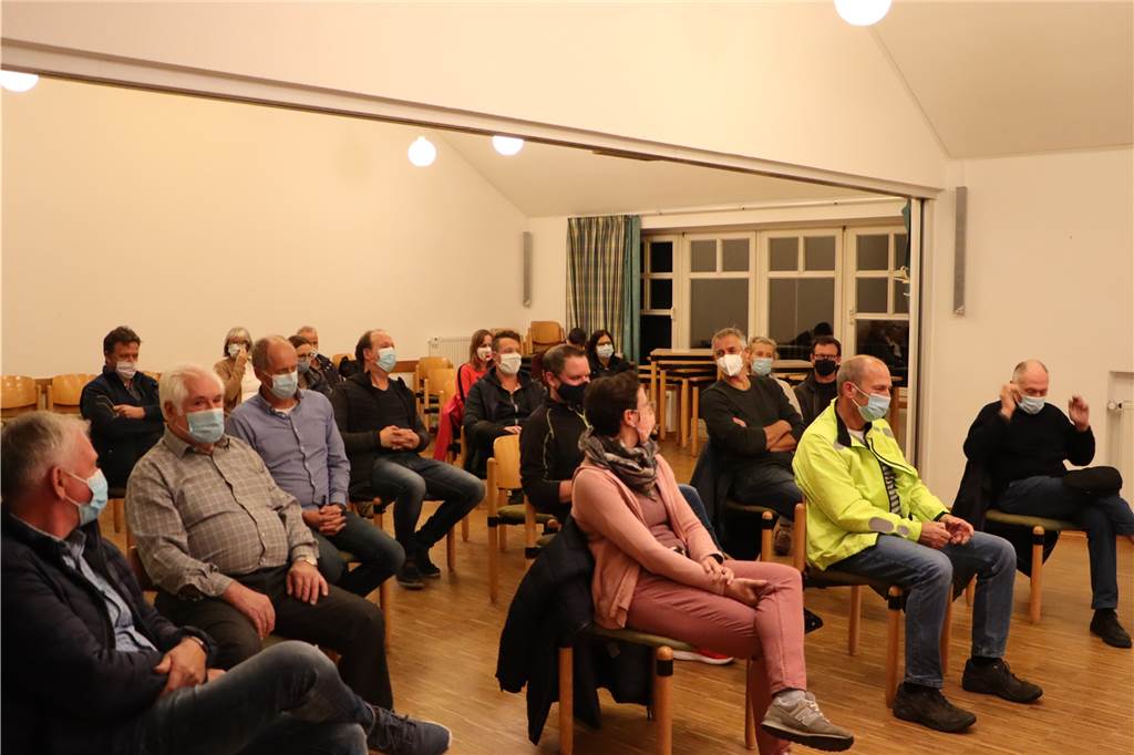 „Deuten Verein(t)“: Breitbandausbau und Dorfplatz-Umgestaltung Zuhörer im Pfarrheim Deuten