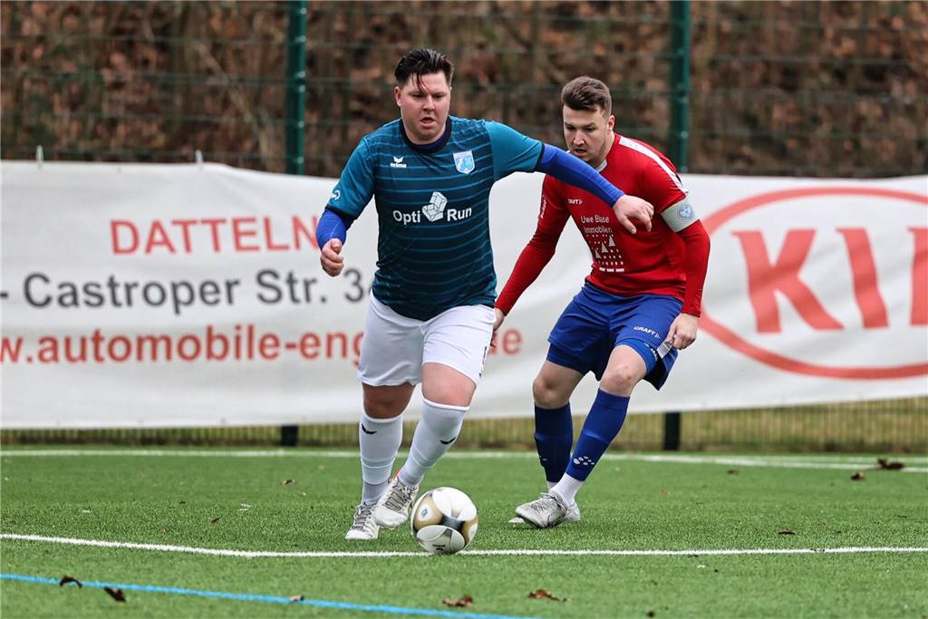 FC Castrop-Rauxel : Ex-Oberliga Stürmer ballert jetzt in der Bezirksliga Viele Jahre spielte Marc Schröter (am Ball für den SV Wacker Obercastrop in der Westfalenliga) bereits in der Oberliga.