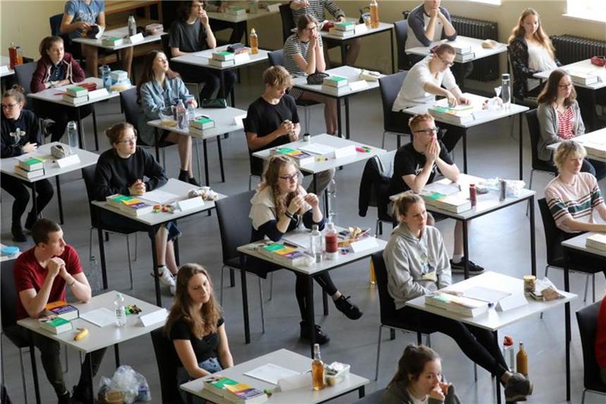 Gleiche Chancen von Mädchen und Jungen an der Schule? Viele Jugendliche sehen Mädchen im Sprachunterricht und Jungen im Sportunterricht bevorzugt. Das zeigt der ifo Bildungsbarometer. Foto: Bernd Wüstneck