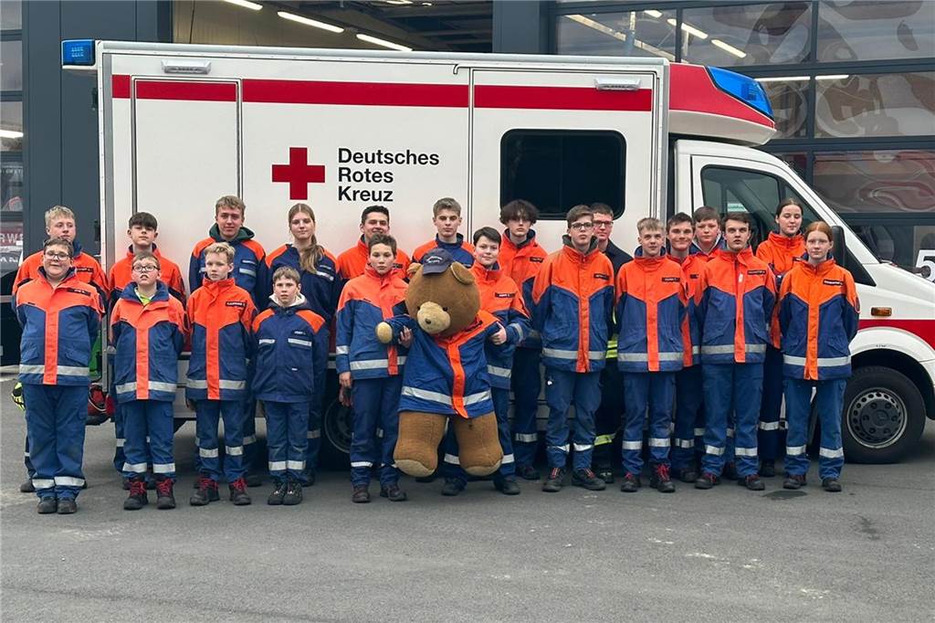 Jugendliche entdecken Feuerwehr-Alltag mit simulierten Einsätzen Gruppenfoto der Jugendfeuerwehr