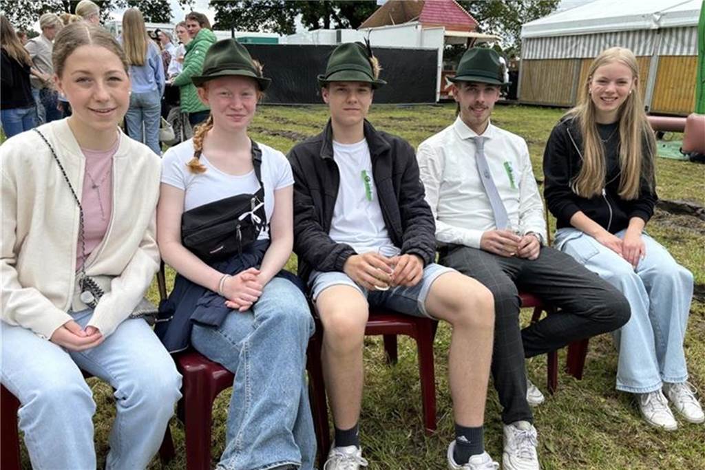 Junge Besucher auf dem Schützenfest. 