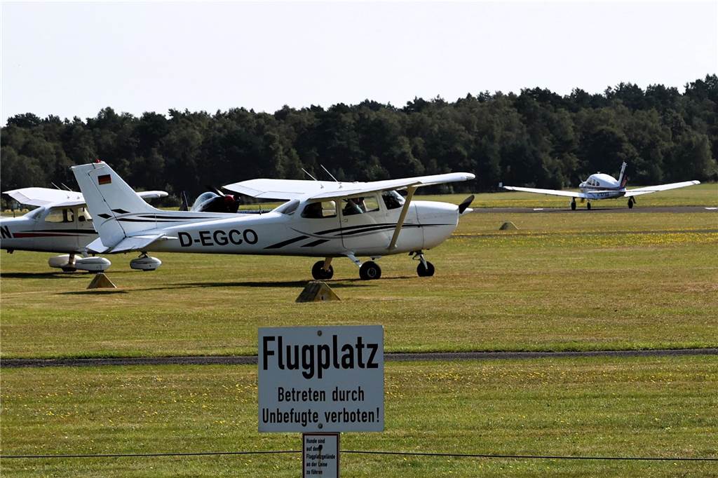 Viele junge Piloten des NRW-Nachwuchses sind im Segelflugzeug unterwegs. Am Wochenende testeten sie auch das Fliegen mit dem Motorflugzeug.