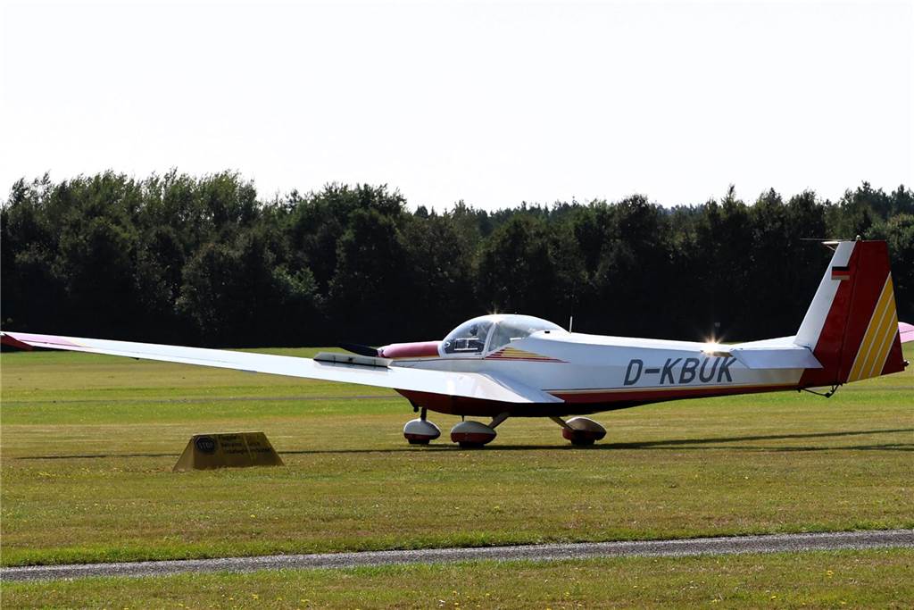 Viele junge Piloten des NRW-Nachwuchses sind im Segelflugzeug unterwegs. Am Wochenende testeten sie auch das Fliegen mit dem Motorflugzeug.