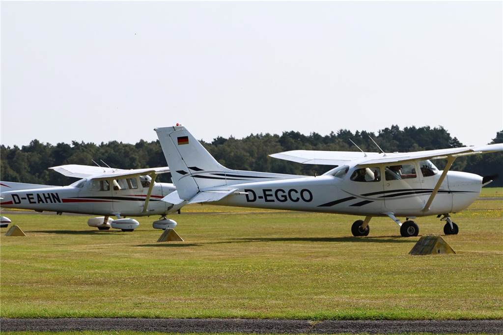 Viele junge Piloten des NRW-Nachwuchses sind im Segelflugzeug unterwegs. Am Wochenende testeten sie auch das Fliegen mit dem Motorflugzeug.