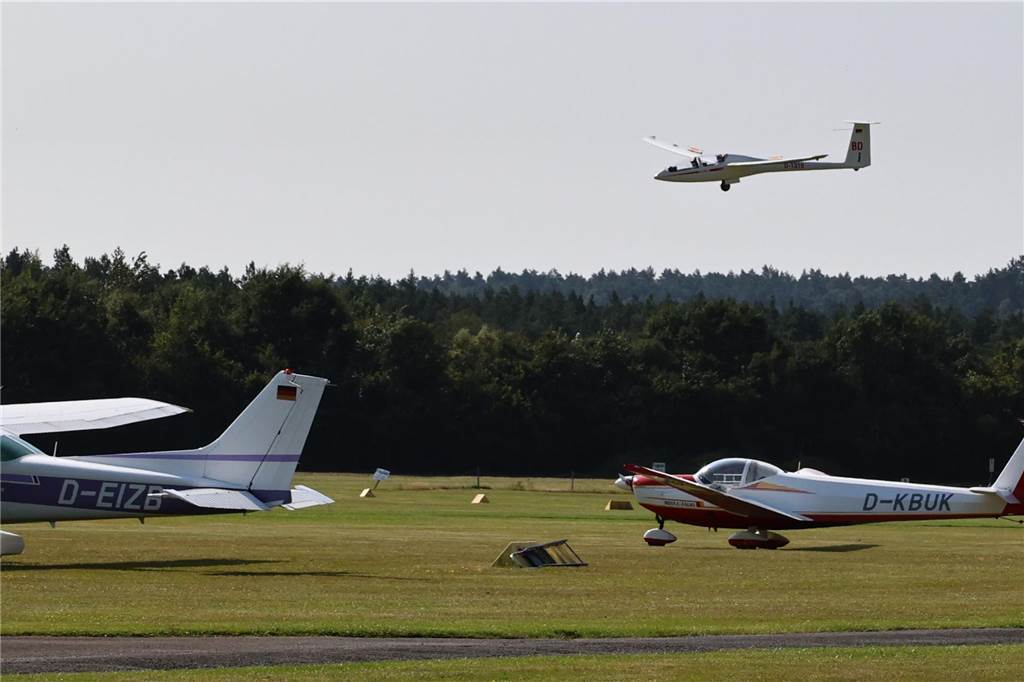 Viele junge Piloten des NRW-Nachwuchses sind im Segelflugzeug unterwegs. Am Wochenende testeten sie auch das Fliegen mit dem Motorflugzeug.