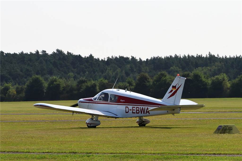 Viele junge Piloten des NRW-Nachwuchses sind im Segelflugzeug unterwegs. Am Wochenende testeten sie auch das Fliegen mit dem Motorflugzeug.